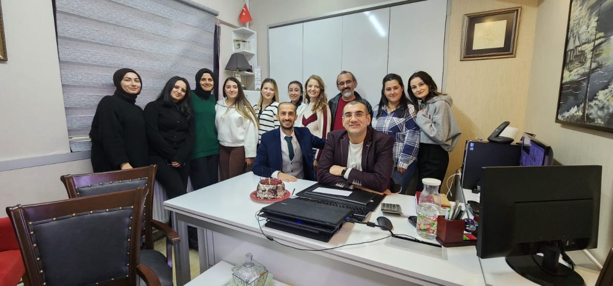Biledem eğitim kadrosu kurum ofisinde bir arada