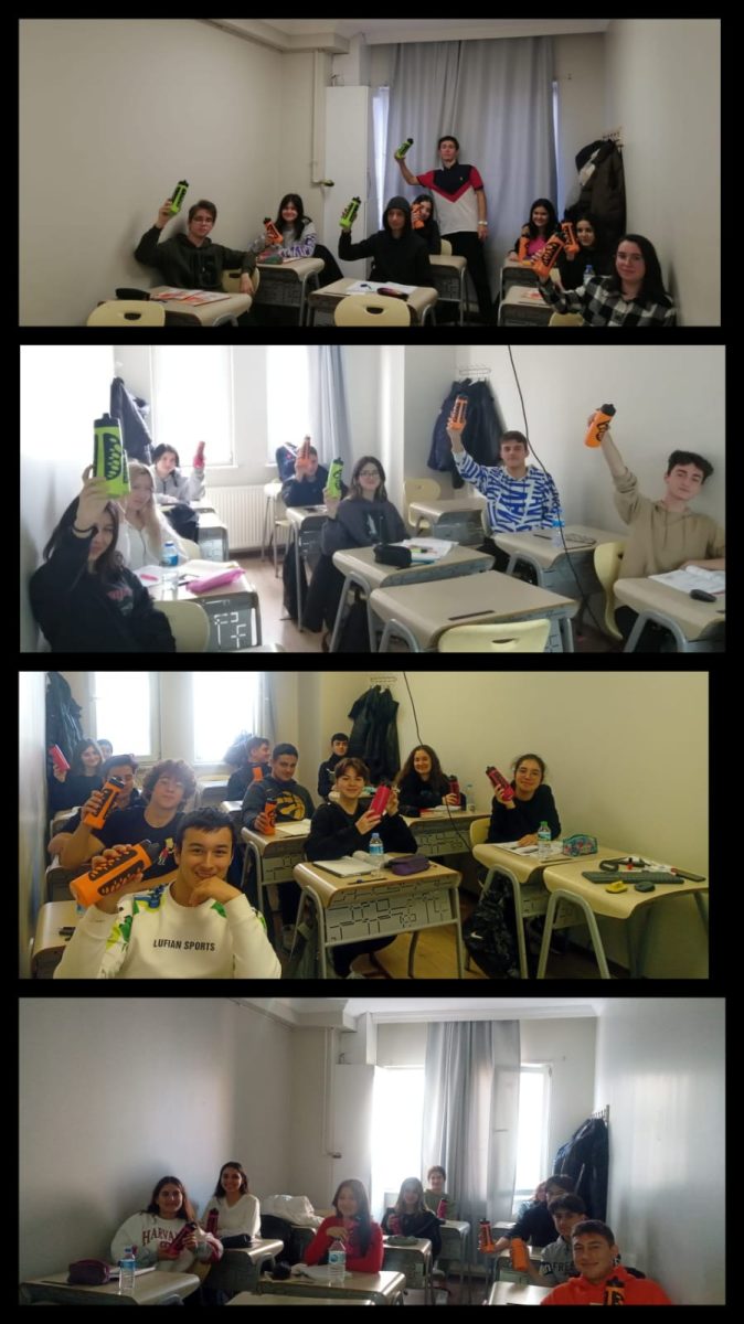 Hediye mataralarını gösteren öğrenciler