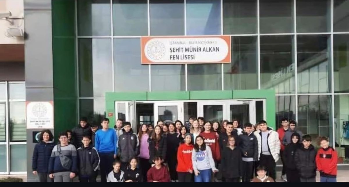 Şehit Münir Alkan Fen Lisesi önünde Biledem öğrenci grubu