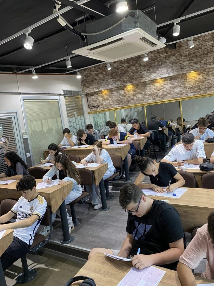 Biledem amfi salonunda deneme sınavı çözen lise öğrencileri