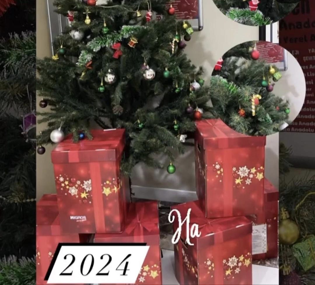 Kurum girişinde yeni yıl ağacı ve öğrenci hediyeleri