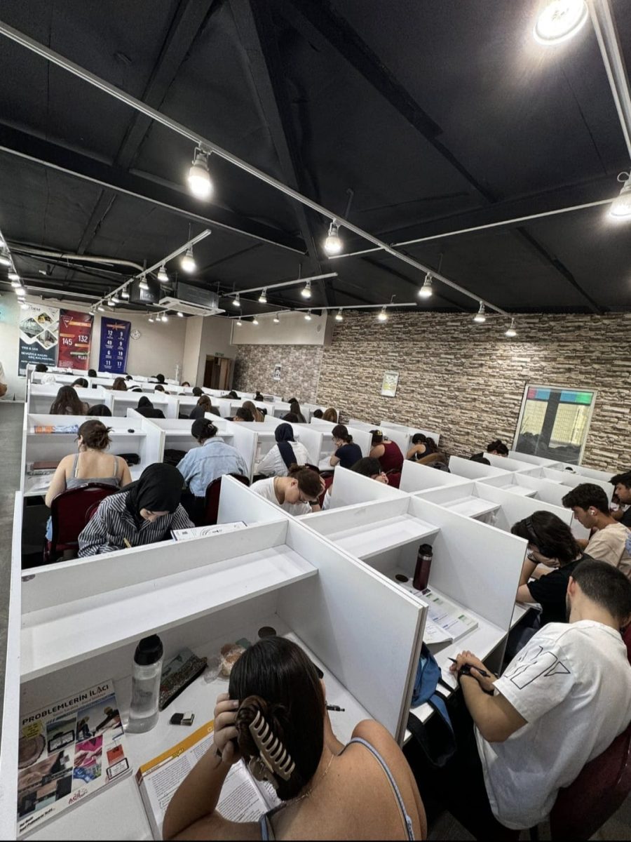 Biledem etüt salonunda bireysel çalışma kabinlerinde öğrenciler