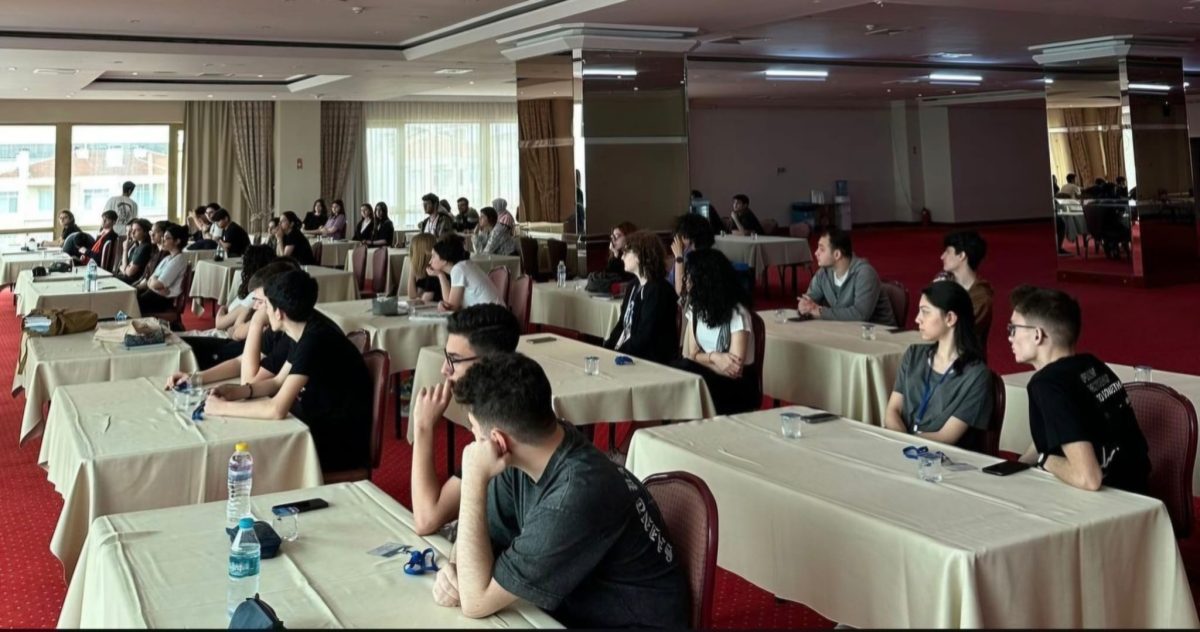 Otel kampında salon dersini dinleyen öğrenciler