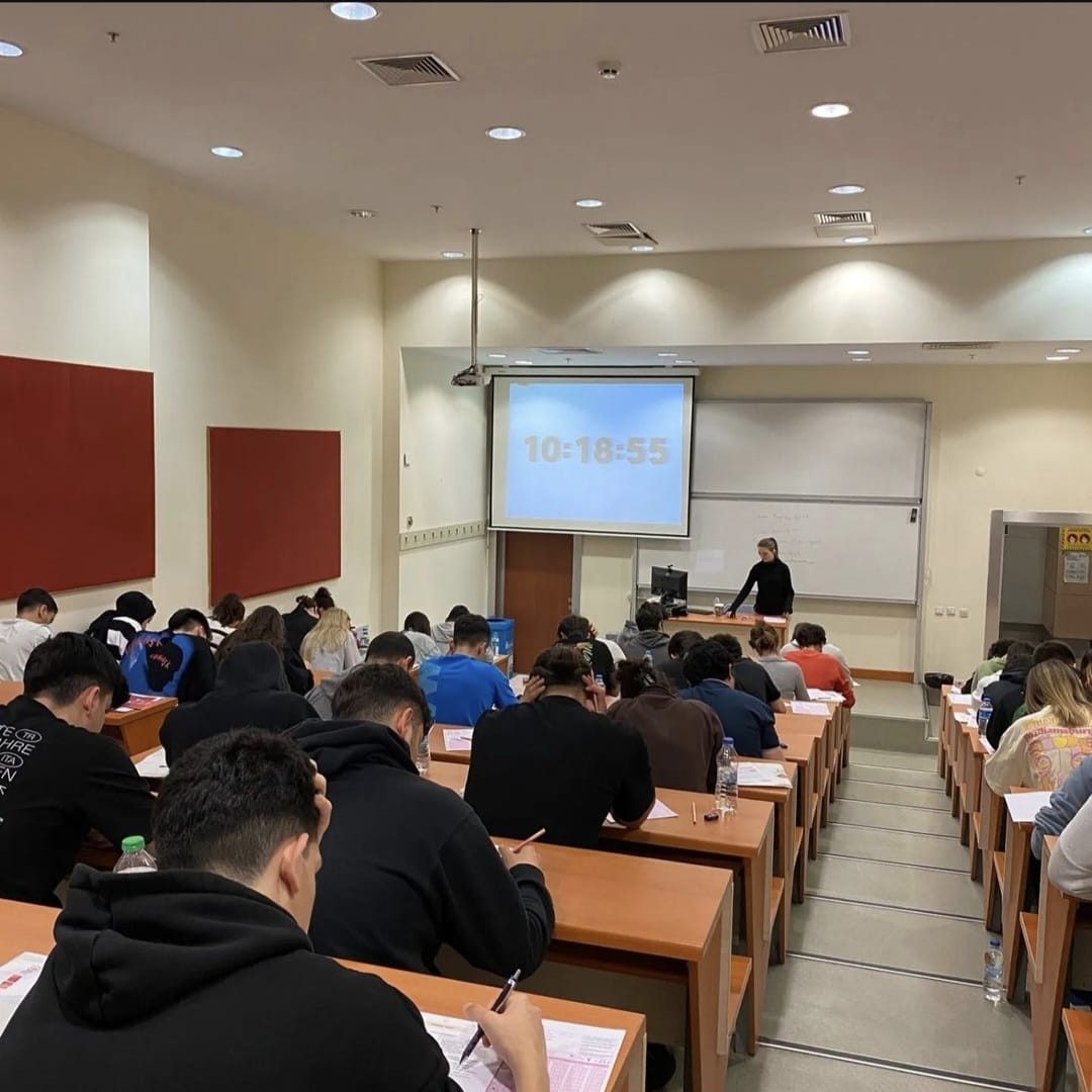 Üniversite amfisinde süre sayacı eşliğinde deneme sınavı