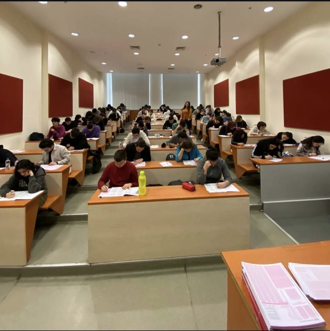 Üniversite amfisinde Türkiye geneli deneme sınavı oturumu