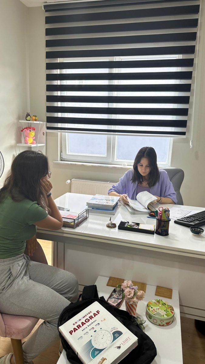 Rehberlik odasında öğrenciyle birebir görüşme