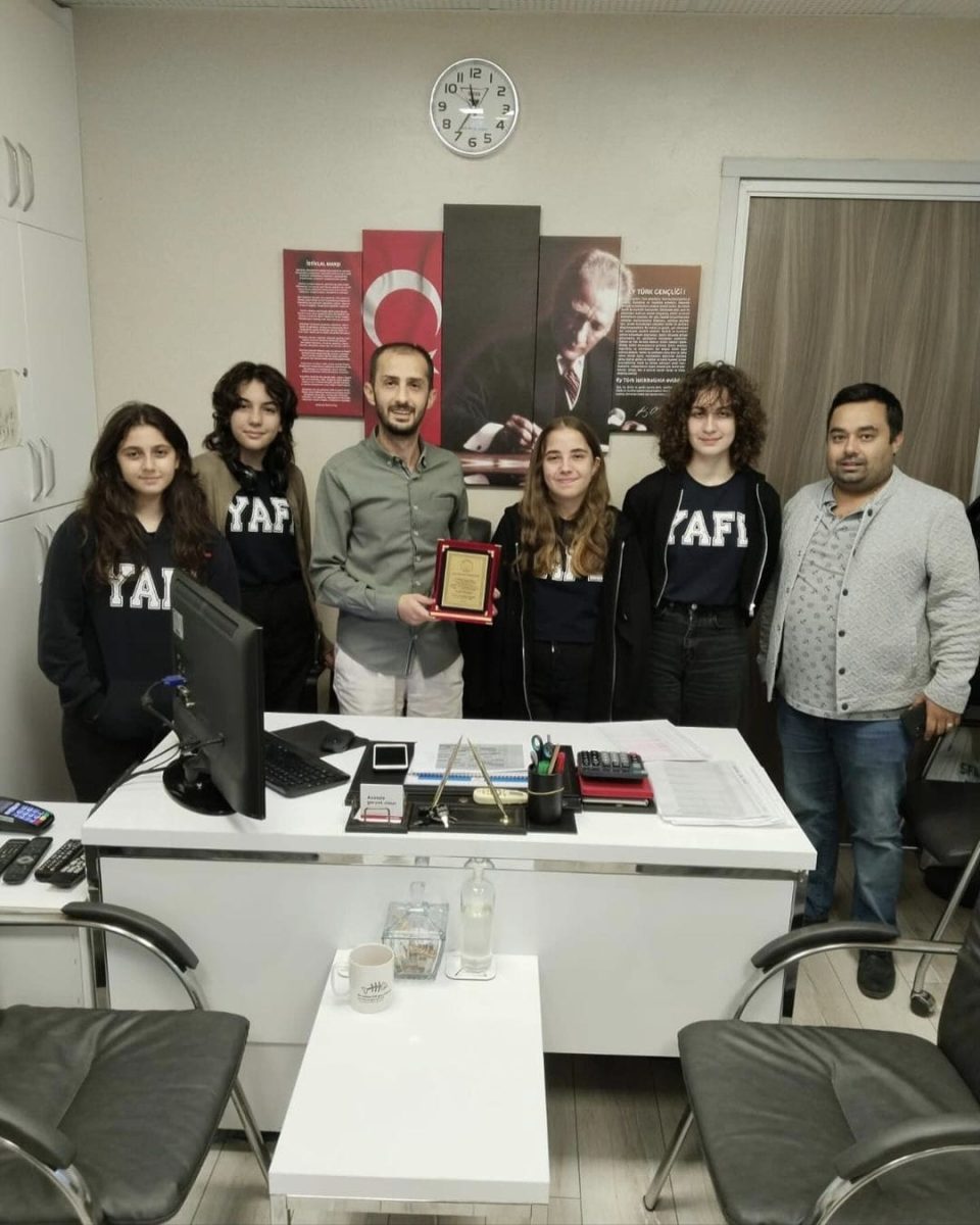 Yaşar Acar Fen Lisesi öğrencilerine plaket takdimi